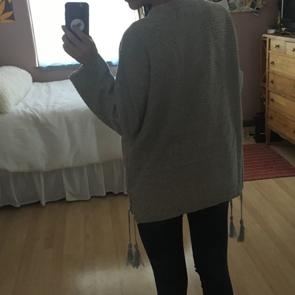 Cozy gray cardigan with lace up sides - Picture 6 of 8